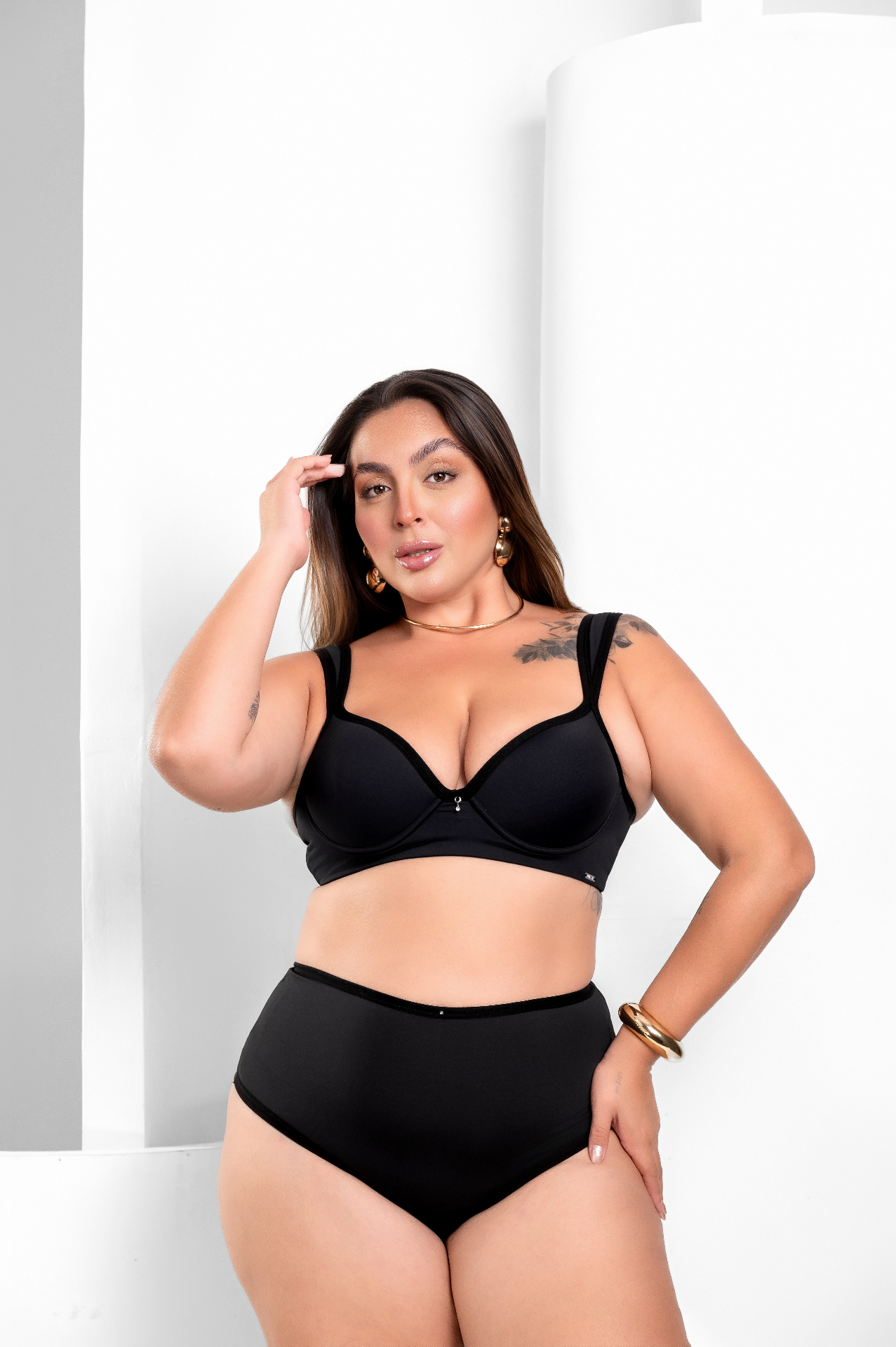 Modelo plus size usando conjunto preto Dellawer