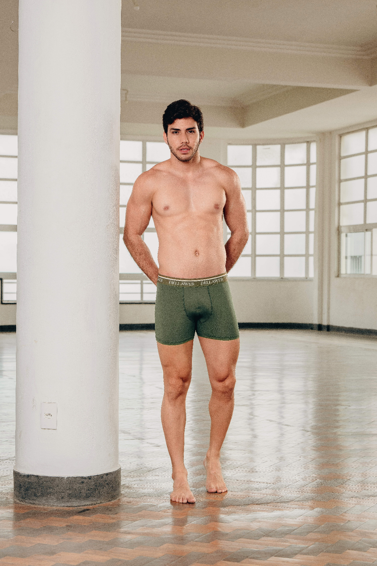 Modelo masculino usando cueca boxer verde Dellawer